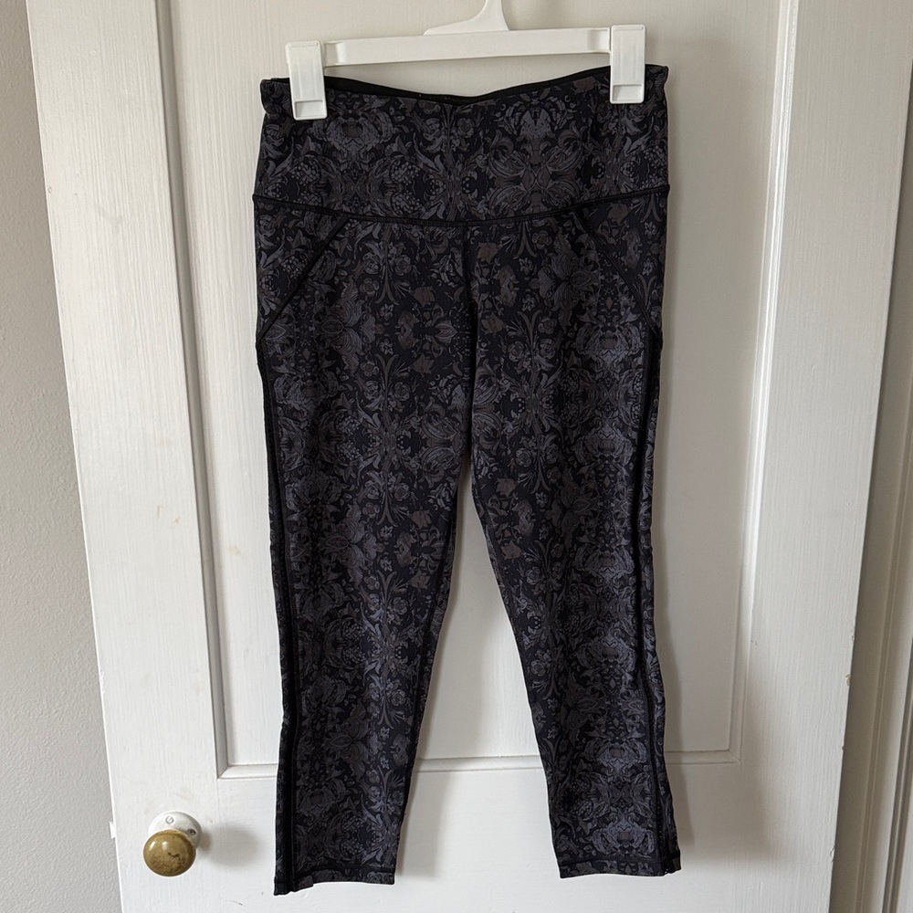 Victoria's Secret Black Floral-Patterned Leggings